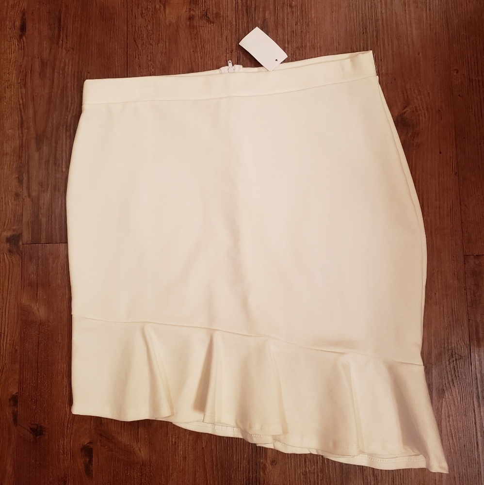 NWT Ruffled mini skirt